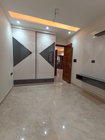 Room in 3 BHK Builder Floor at Paschim Vihar – for Rent