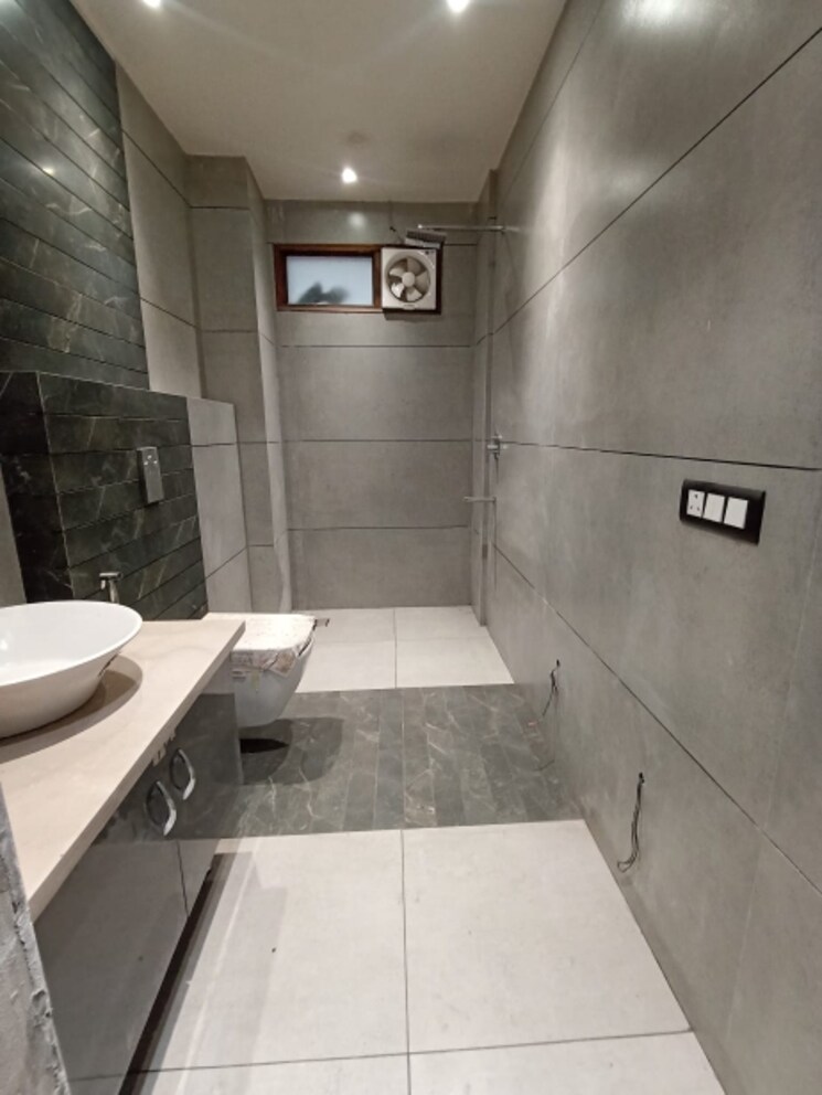 Bathroom, paschim vihar 3 Bedroom 1800 Sq.Ft. Builder Floor In Paschim Vihar Delhi 8281536