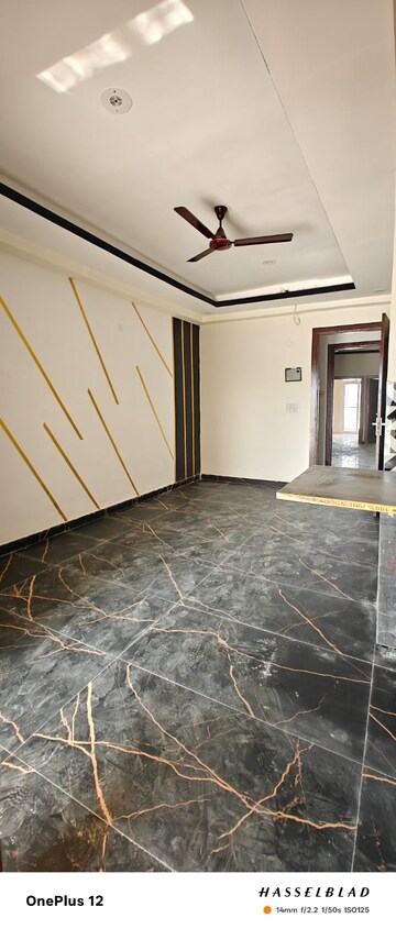 Room in 2 BHK Builder Floor at Sector 73 – for Sale