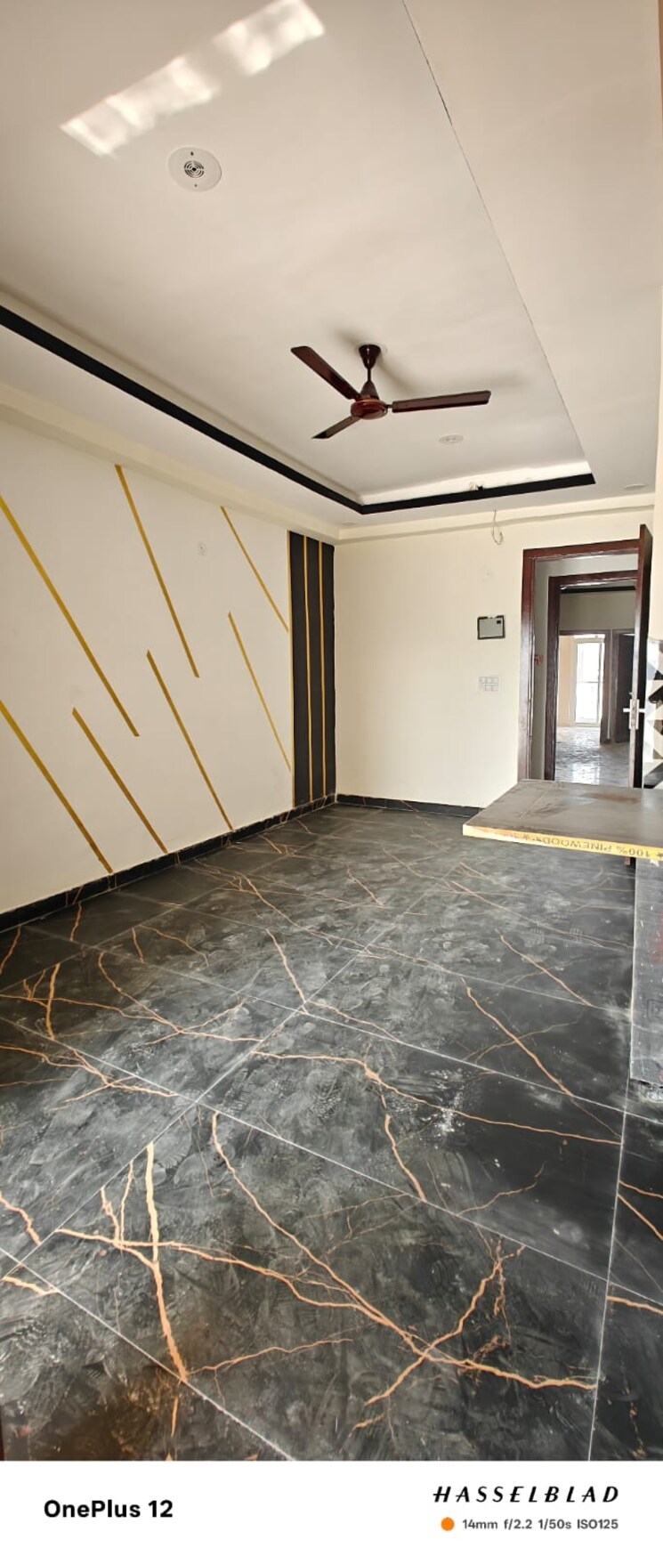Room, sector 73 2 Bedroom 1000 Sq.Ft. Builder Floor In Sector 73 Noida 8281639