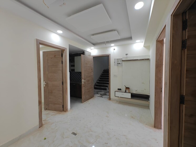 Room, sector 73 2 Bedroom 1000 Sq.Ft. Builder Floor In Sector 73 Noida 8281663