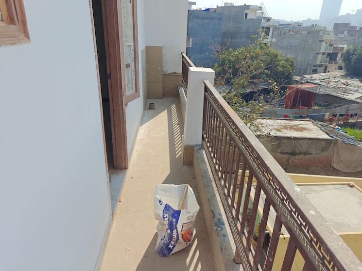 Balcony, sector 73 3 Bedroom 1350 Sq.Ft. Builder Floor In Sector 73 Noida 8281696