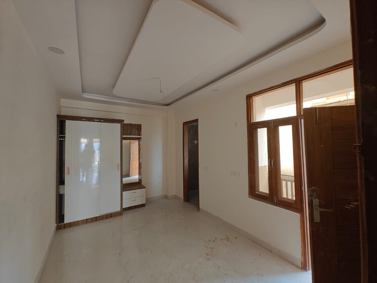 Room, sector 73 3 Bedroom 1350 Sq.Ft. Builder Floor In Sector 73 Noida 8281696