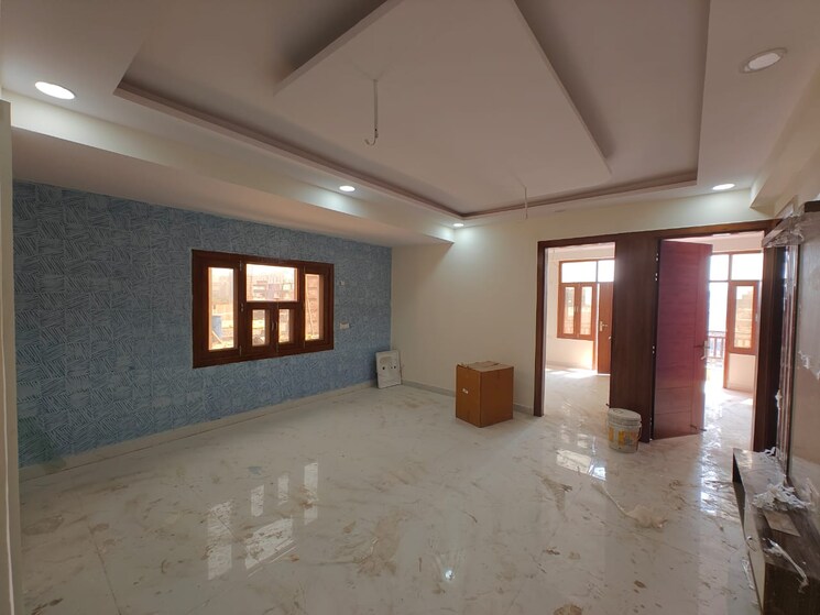 Room, sector 73 3 Bedroom 1350 Sq.Ft. Builder Floor In Sector 73 Noida 8281696
