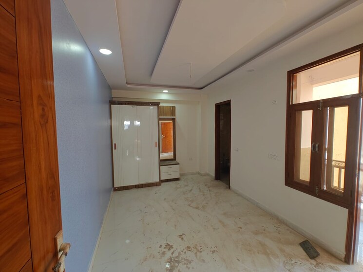 Room, sector 73 3 Bedroom 1350 Sq.Ft. Builder Floor In Sector 73 Noida 8281696