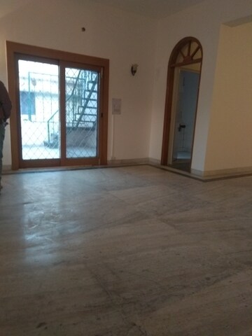 Room in 6+ BHK Independent House at Maharani Bagh – for Sale