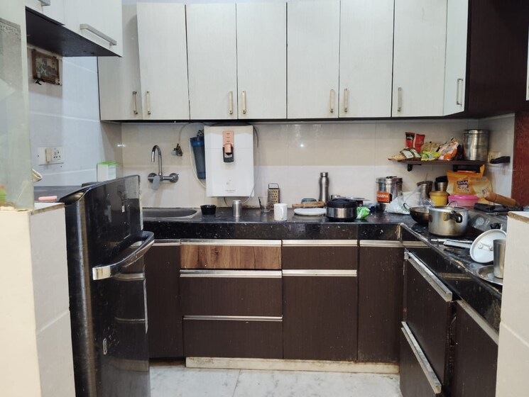 Kitchen, paschim vihar 3.5 Bedroom 130 Sq.Yd. Apartment In Paschim Vihar Delhi 8281745