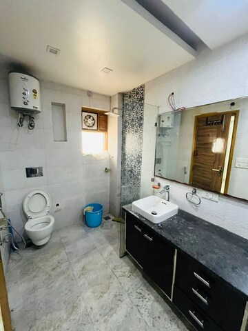 Master Bedroom in 4 BHK Builder Floor at Sector 40 – for Rent