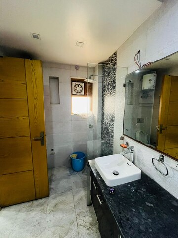 Master Bedroom in 4 BHK Builder Floor at Sector 40 – for Rent