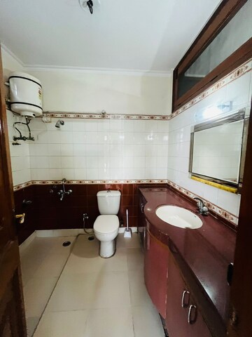 Master Bedroom in 2 BHK Builder Floor at Sector 40 – for Rent