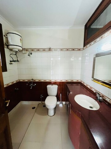 Master Bedroom in 2 BHK Builder Floor at Sector 40 – for Rent