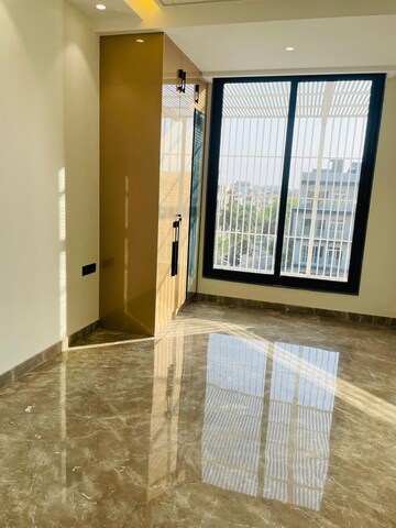 Room in 5 BHK Builder Floor at Paschim Vihar – for Rent