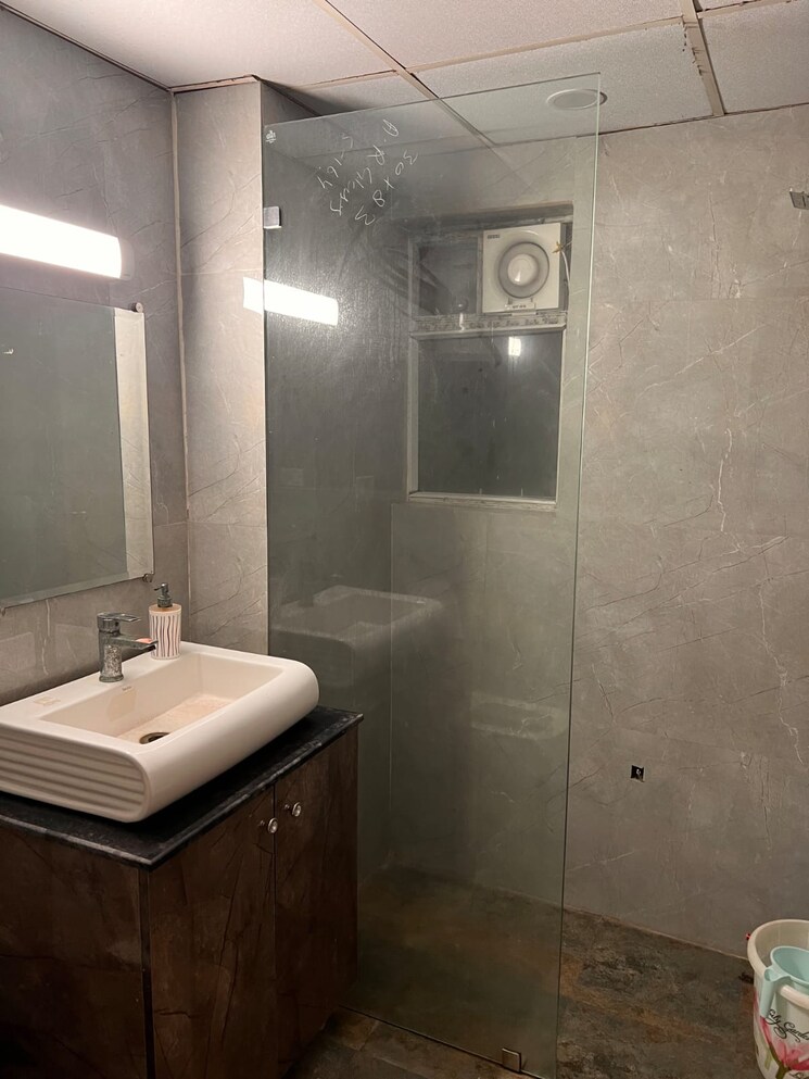 Bathroom, amrapali-princely-estate 3 Bedroom 1455 Sq.Ft. Apartment In Sector 76 Noida 8281958