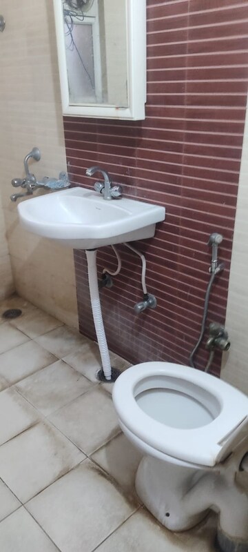Bathroom in 3.5 BHK Apartment at Jankipuram – for Rent