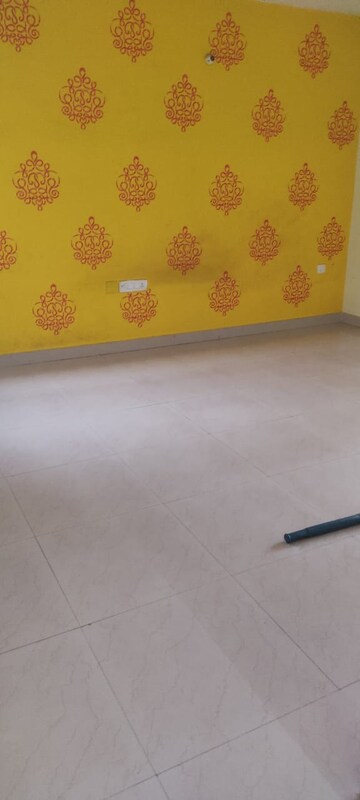 Room in 3.5 BHK Apartment at Sargam Apartment, Jankipuram – for Rent