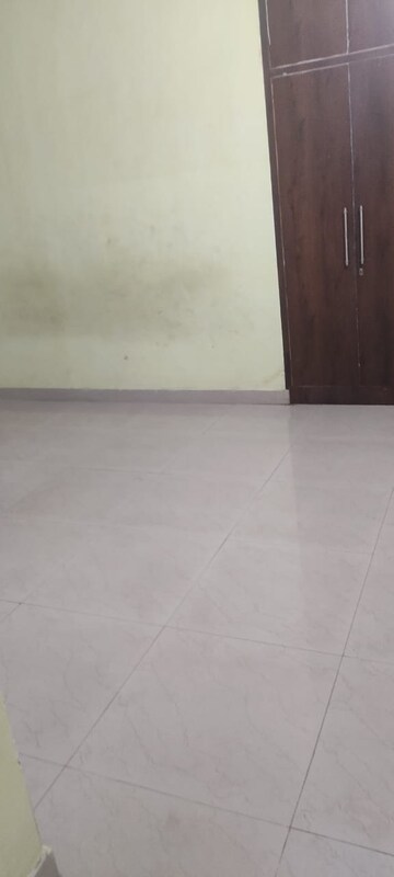 Room in 3.5 BHK Apartment at Sargam Apartment, Jankipuram – for Rent