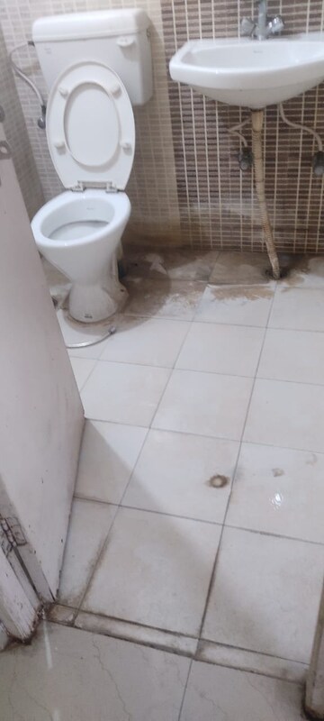 Bathroom in 3.5 BHK Apartment at Sargam Apartment, Jankipuram – for Rent