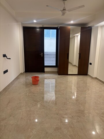 Room in 3 BHK Builder Floor at DLF City Phase IV, Dlf Phase iv – for Rent