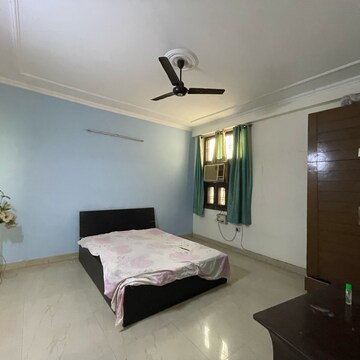 Bedroom in 4 BHK Builder Floor at Sector 43 – for Rent