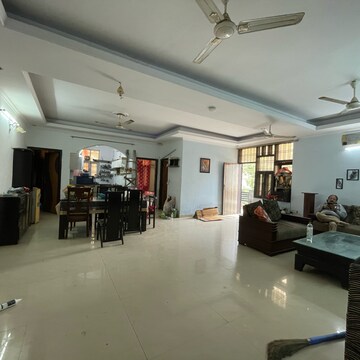 Living Room in 4 BHK Builder Floor at Sector 43 – for Rent
