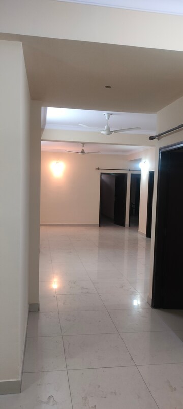 Room in 4 BHK Apartment at C-Scheme – for Rent