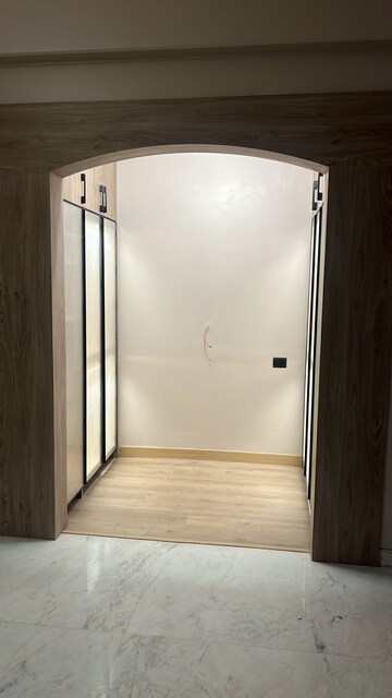 Room in 4 BHK Apartment at Jor Bagh – for Rent