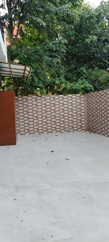 Balcony in 3 BHK Builder Floor at SS Mayfield Gardens, Sector 51 – for Rent