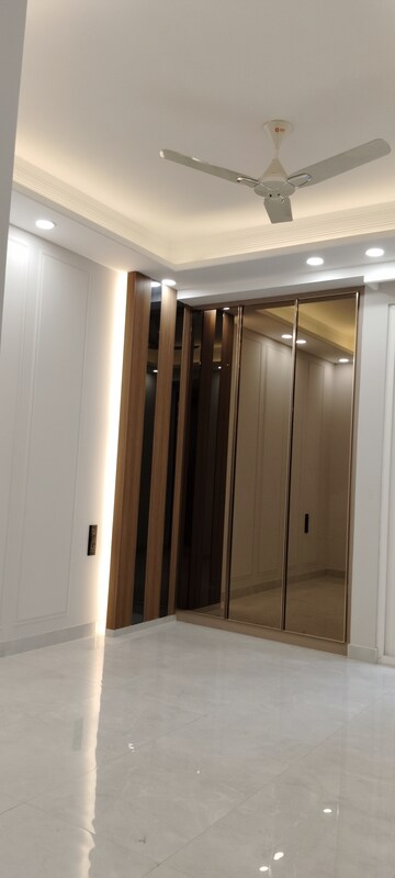 Building Lobby in 3 BHK Builder Floor at SS Mayfield Gardens, Sector 51 – for Rent