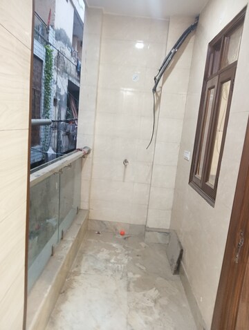 Building Lobby in 1.5 BHK Builder Floor at Shastri Nagar – for Rent