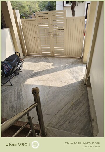 Parking in 5 BHK Independent House at Gomti Nagar – for Sale