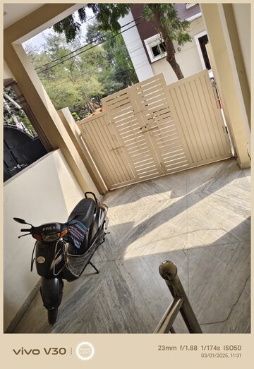 Parking in 5 BHK Independent House at Gomti Nagar – for Sale