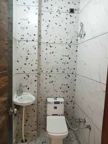 Bathroom in 2.5 BHK Builder Floor at Shastri Nagar – for Rent