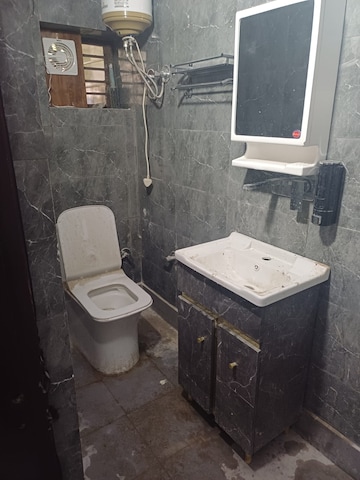 Attached Bathroom in 1.5 BHK Apartment at Paschim Vihar – for Rent