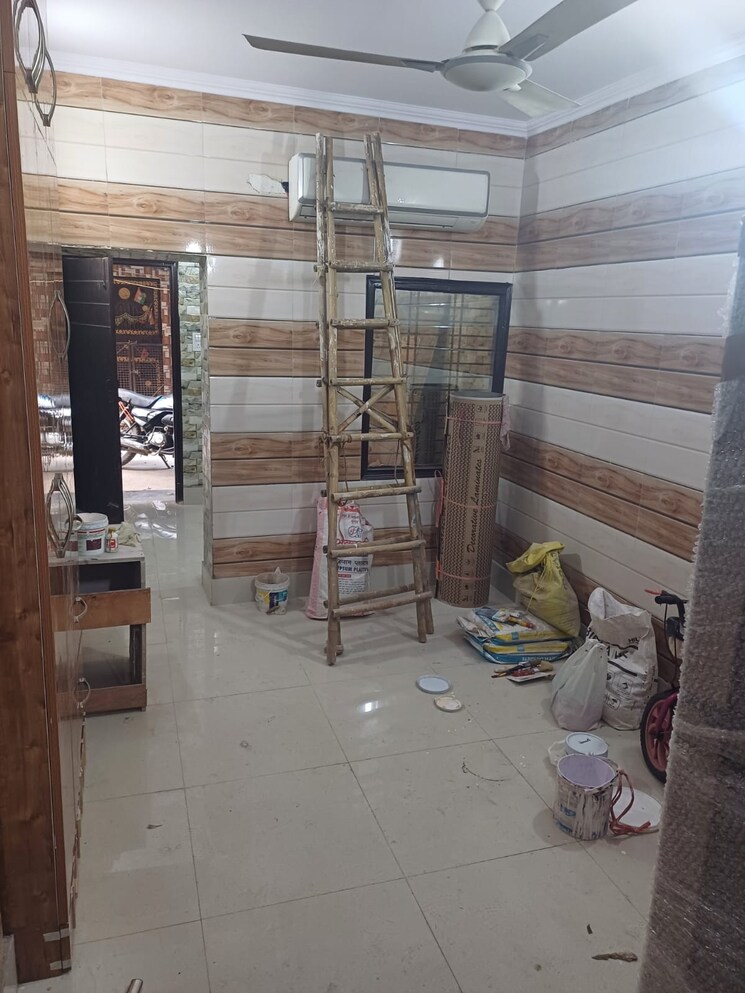 Room, paschim vihar 1.5 Bedroom 50 Sq.Yd. Apartment In Paschim Vihar Delhi 8282922