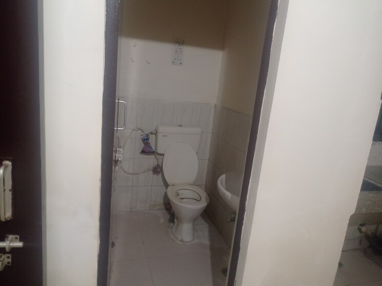 Bathroom, sushant-lok-3 2.5 Bedroom 550 Sq.Ft. Builder Floor In Sector 57 Gurgaon 8283532