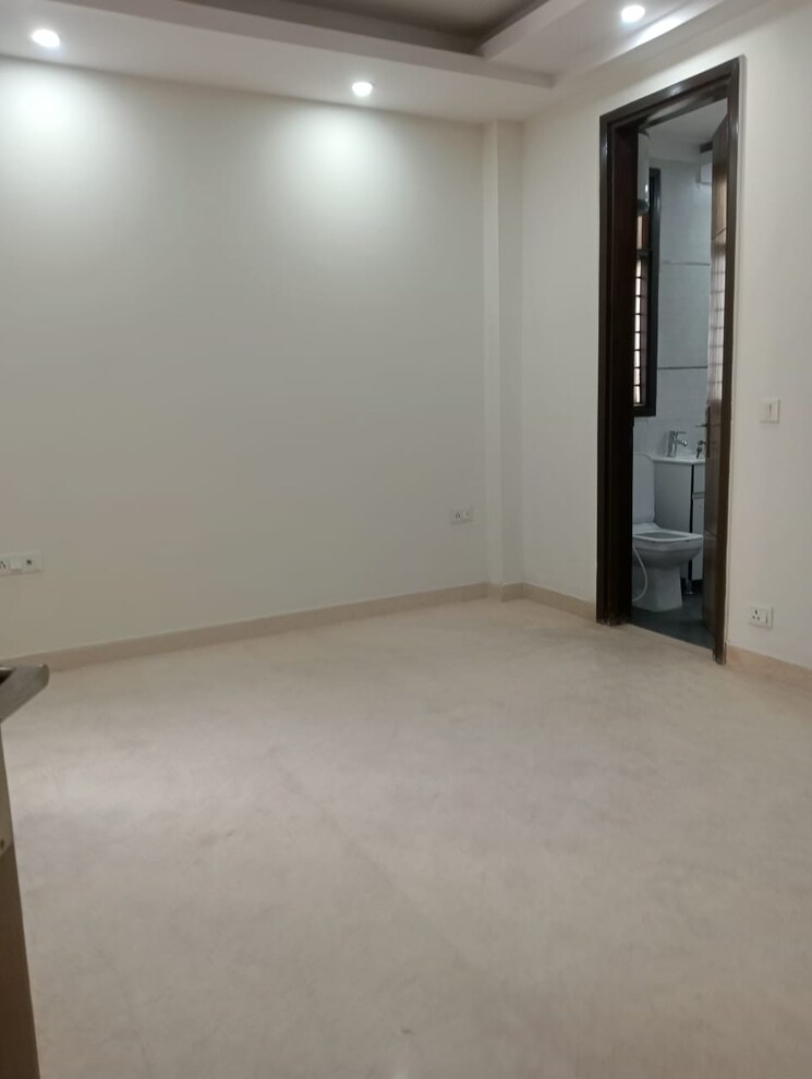 Room, east of kailash 3 Bedroom 1100 Sq.Ft. Builder Floor In East Of Kailash Delhi 8283590