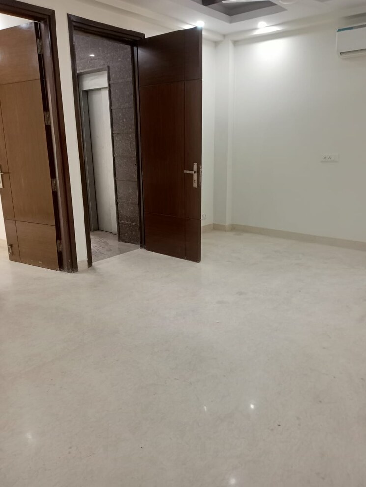 Room, east of kailash 3 Bedroom 1100 Sq.Ft. Builder Floor In East Of Kailash Delhi 8283590