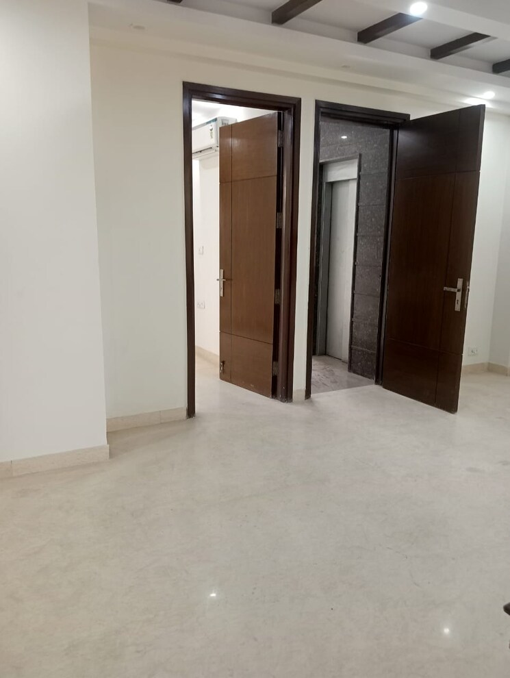 Room, east of kailash 3 Bedroom 1100 Sq.Ft. Builder Floor In East Of Kailash Delhi 8283590