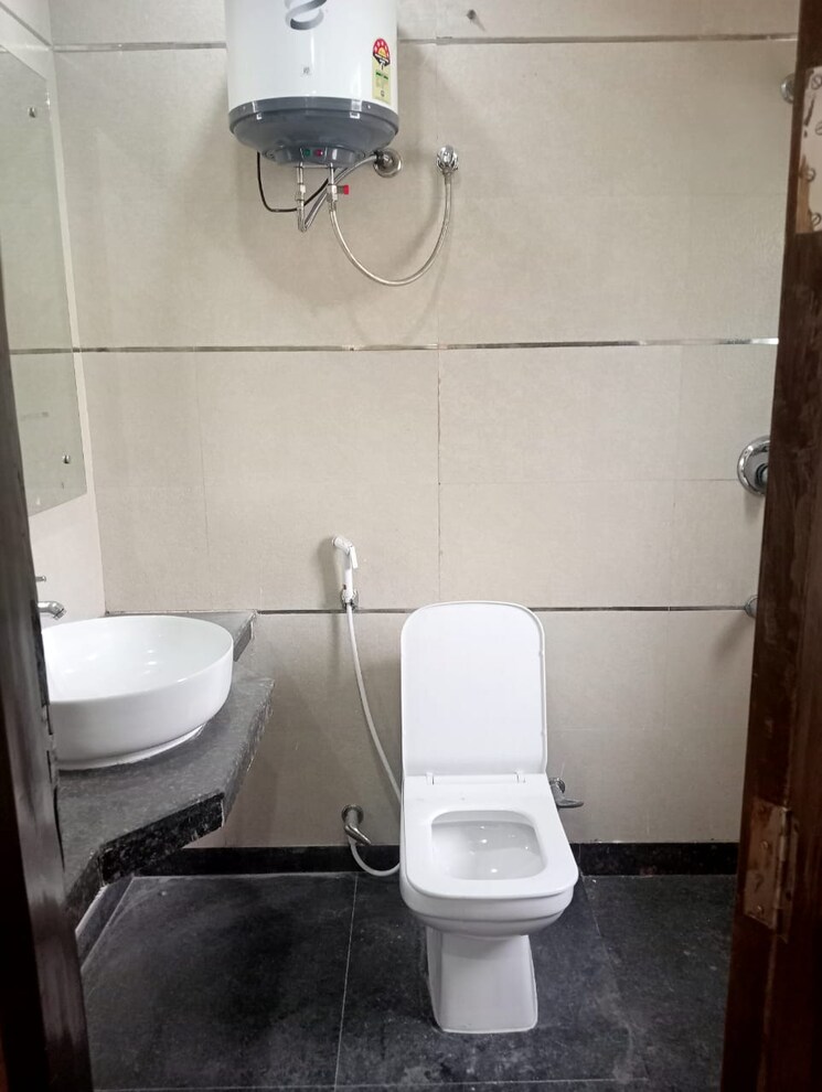 Bathroom, east of kailash 3 Bedroom 1100 Sq.Ft. Builder Floor In East Of Kailash Delhi 8283590