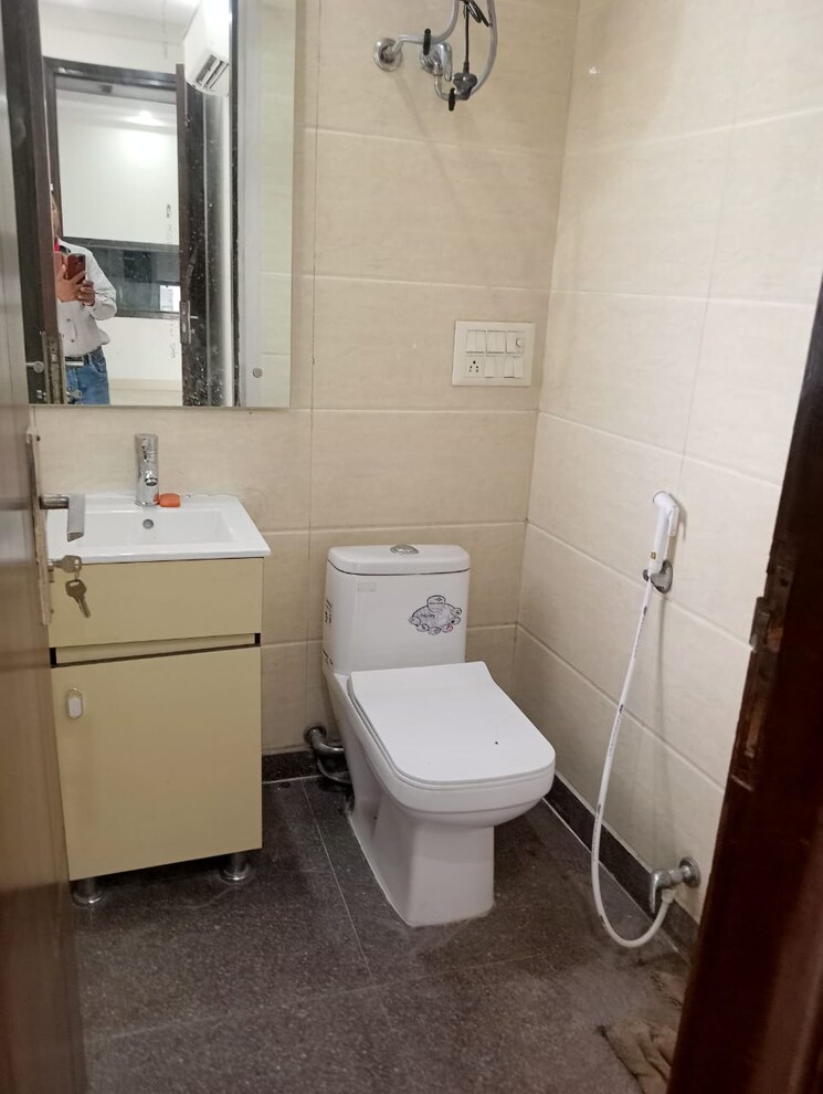 Bathroom, east of kailash 3 Bedroom 1100 Sq.Ft. Builder Floor In East Of Kailash Delhi 8283590