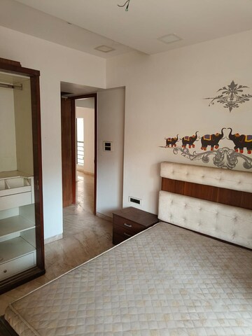 Room in 1 BHK Apartment at Khar West – for Rent