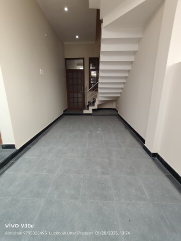 Room in 2 BHK Independent House at Jankipuram Extension – for Sale
