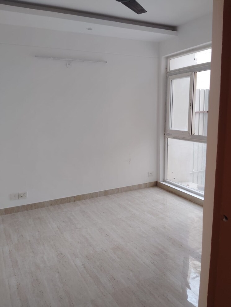 Room, sector 77 3.5 Bedroom 1702 Sq.Ft. Apartment In Sector 77 Faridabad 8283700
