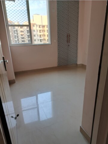 Room in 3 BHK Apartment at Amrapali Golf Homes, Sector 4, Greater Noida – for Rent