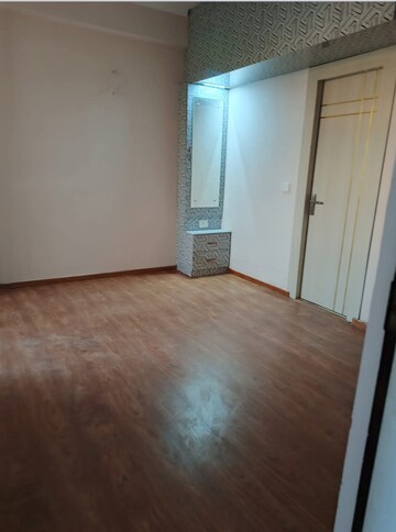 Room in 3 BHK Apartment at Amrapali Golf Homes, Sector 4, Greater Noida – for Rent