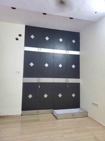 Furnished Amenities in 2 BHK Apartment at Sheth Vasant Lawns, Laxmi Nagar – for Rent