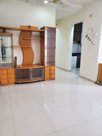 Furnished Amenities in 2 BHK Apartment at Sheth Vasant Lawns, Laxmi Nagar – for Rent