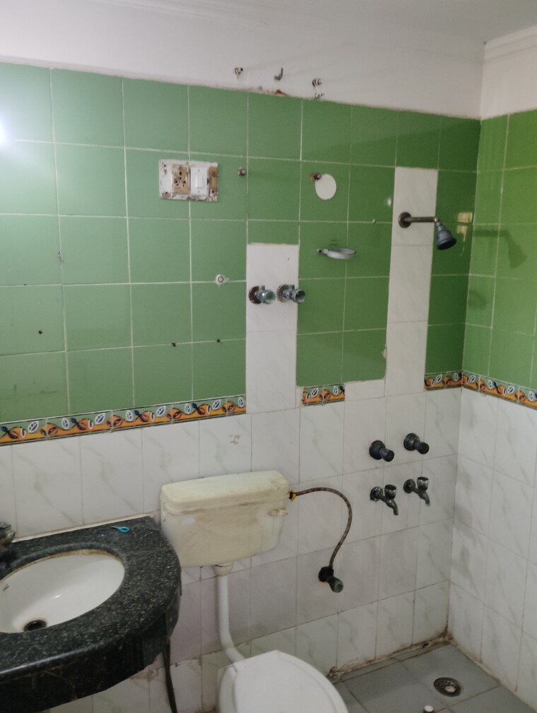 Bathroom, alok-vihar 2 Bedroom 880 Sq.Ft. Apartment In Sector 50 Noida 8284012