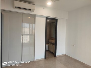 Room in 2 BHK Apartment at Hiranandani Atlantis, Powai – for Rent
