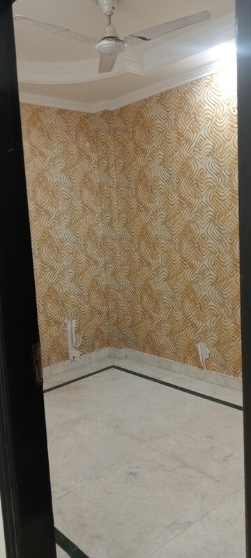 Room in 3 BHK Builder Floor at Govindpuri – for Rent